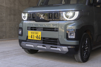 「ディフェンダー」風のフロントマスクは変わっていないようだが、実際にはシグネチャーランプとスキッドプレートの大型化、ダイナミックシールドのボディー同色化などで親しみやすさと力強さがアップしている。