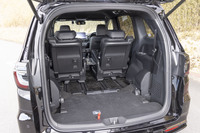 3列目を床面とフラットに収納できるのは、サイズの近いライバルミニバンに対するアドバンテージだ。