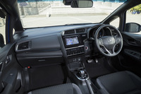 「ハイブリッドS Honda SENSING」のインテリア。ブラックを基調にグレーのトリムがあしらわれ、落ち着いた印象となっている。