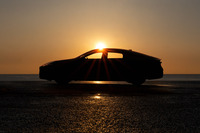 上海モーターショー2025での発表が予告された新型「レクサスES」。