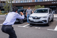 今回、報道関係者向け試乗イベントのなかでおこなわれた「プチ燃費チャレンジ」のスタートシーン。川崎のホテルを起点に、千葉・君津のチェックポイントまでの往復で燃費を競う。webCGチームは31.3km/リッターを記録し、参加した27チーム中3位の成績をおさめた。