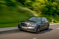 最新の運転支援システムが備えられており、カメラとレーダーシステムが前方500mまでの交通状況を検知する。