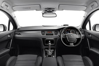 運転席まわりの様子。ステアリングホイールには、オーディオやクルーズコントロールなどのスイッチ類が備わる。