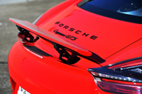 車速に応じて、自動的にせり出すリアウイング。手動による操作も可能だ。