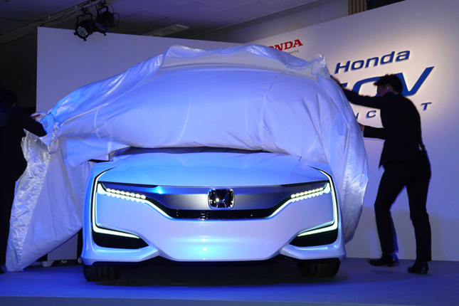 発表会にてアンベールされる「ホンダFCVコンセプト」。