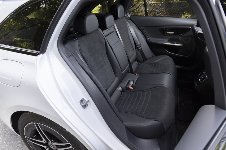 後席の背もたれは40:20:40の3分割式。「GLC」ほどではないが不満のない広さが確保されている。