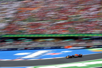 メキシコの星、ペレス(写真)は母国で3位表彰台。予選では電気系トラブルに見舞われ、DRSの作動やインストゥルメントパネルの表示に問題を抱えながらの走行をしいられるも4位。レースでは、タイヤ交換がうまくいかず、通常の倍の時間を要してしまったのが痛かったが、それでも2位ハミルトンを脅かす存在として、フェルスタッペンとチームの勝利に貢献した。チャンピオンシップでは2位に上がり、3位シャルル・ルクレールとの差は5点となった。(Photo=Getty Images / Red Bull Content Pool)