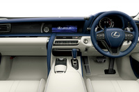 「LC500コンバーチブル」に新設定された「ブルー&ホワイト」のインテリアカラー。