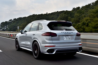 試乗車はオプションのエアサスペンション装着車。標準車高は「カイエンS」と比べて20mm低められている。