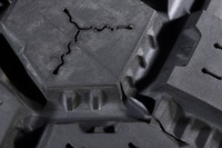 センターブロックの周囲に配置された「ストーンブロッケイド」が石がみを防ぎ、両サイドのブロック中央寄りに備わる壁状の「サウンドバリアー」がロードノイズを低減。アグレッシブで大胆なトレッドパターンに見えるが、実は緻密に計算されたデザインなのだ。