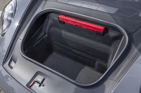 ハイブリッドのバッテリーはフロントアクスル上に置かれている。容量135リッターのトランク容量は他のモデルと変わらない。