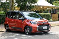 現行型の3代目「シエンタ」。テレビCMには“ワン”バサダーことペットモデルのちょうじゅうろう君も出演。動物好きやファミリー層に強く訴求した。(写真:荒川正幸)