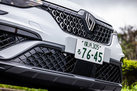 フラット形状のエンブレムをノーズの先端に配置する、最新世代のフロントグリルデザインが採用された。