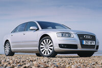 今日に受け継がれるアウディのシングルフレームグリルは、2005年に2代目「A8」の6リッターモデルに初採用された。こちらも当初は「端正なアウディのイメージが台無し!」と批判されたものだが……。