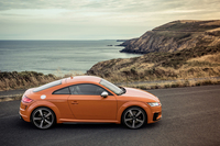 今回のマイナーチェンジのハイライトは、デザインとパワーユニットの変更。エクステリアでは、フロント側方のエアインテークが大型化された。