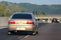 以下は走行中に助手席から窓越し撮影したものが含まれるので、出来はご容赦いただきたい。隣国から来たクルマのなかには、大切に乗られている古い個体を時折見かける。これはドイツから来た「オペル・オメガB」の後期型。車齢は少なくとも22年だ。2025年6月。