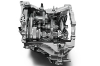 「デュアルモードCVT」のカットモデルを上から見たところ。左側にベルト式CVTが、中央の手前側に遊星ギアが見える。