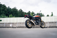 大型4発としての“凄み”はそのままに、ネイキッドスポーツとしてのパフォーマンスを大幅に高めてきた「Z900RS」。「ホンダCB1000F」というライバルの登場に際しても、迎撃態勢は十分といったところだろう。