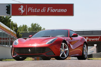 2012年に登場した「F12ベルリネッタ」。「599」と比べて、全体にちょっとシャープなイメージとなった。