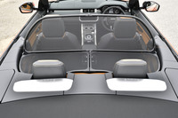 後席に乗員がいない場合は、手動取り外し式のウインドディフェクターを装着し、前席への風の巻き込みを抑えることができる。