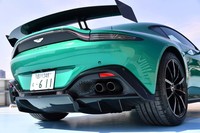 リアエンドには、ディフューザーが装着される。マフラーは左右2本ずつの計4本出しとなる。