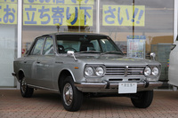 初代「ローレル」の基本形であるセダンの「1800デラックスB」。ボディーサイズは全長×全幅×全高=4350×1605×1405mm、ホイールベース2620mmで、「510ブルーバード」(4120×1560×1400mm、2420mm)よりひとまわり大きかった。