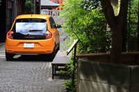 コンパクトなボディーと運転席からの視界のよさ、取り回しのしやすさを併せ持つ「トゥインゴ」は、狭い場所でも安心して運転できるクルマとなっていた。