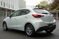 ガソリンモデルの「デミオ13Sノーブルクリムゾン」。ボディーカラーは専用色の「セラミックメタリック」。