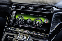 センターコンソールに備わる10.25インチのタッチ式ディスプレイにはさまざまな情報を表示できる。写真はエンジンのパワーやトルクの発生状況をリアルタイムで伝える「TELEMETRY」を選択した様子。背景のカラーは、ドライブモードに連動して切り替わる。