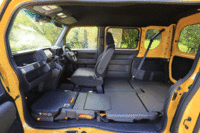 後席に加え、助手席にもダイブダウン機構を採用。また、助手席側をセンターピラーレスとすることで、横からラクに荷物を出し入れできる構造になっている。(クリックすると、シートアレンジの様子が確認できます)