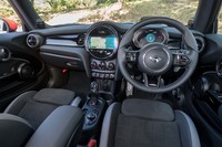 エアコン吹き出し口のルーバーは角形からオーバル形に改められている。ナッパレザー巻きのステアリングホイールは「ジョンクーパーワークス」専用だ。