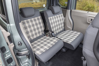 チェック柄の表皮はもちろん後席にも採用。こちらは「マルチユースフラップ」のようなギミックはないが……