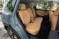 リアシートは4:2:4の3分割可倒式で、6:4の2分割でスライドおよびリクライニングの調整が可能。「G」「G e-4ORCE」には後席用エアコンやシートヒーター、ロールサンシェード(リアドアウィンドウ)が標準装備される。(写真:向後一宏)