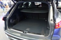 「Q5」の荷室容量は標準で502リッター。後席の背もたれを倒すことにより、1473リッターにまで拡大できる。