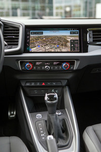 新型「A1スポーツバック」のセンタークラスターまわり。操作インターフェイスに積極的にタッチパネルを取り入れているアウディだが、同車ではインフォテインメント関連は上部のスクリーン、空調などその他の機能は機械式のスイッチやダイヤルと、使い分けがなされているようだ。