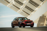 今回のマイナーチェンジで「Mスポーツパッケージ」が全モデルに標準で装備された。Mスポーツパッケージには、フロントの大型エアインテークやワイドなサイドシル、直立したリフレクターとディフューザーを備えたリアエプロンなどが含まれている。