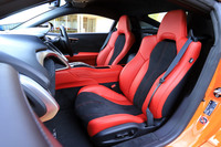 インテリアは、写真のレッド(赤系)のほか、エボニー(黒系)、オーキッド(白系)、サドル(茶系)、そして新色のインディゴ(青系)が選べる。シートのデザインはヘルメットの着用にも配慮したもので、座面や背もたれは写真のアルカンターラ以外に本革仕立て(オプション)にもできる。