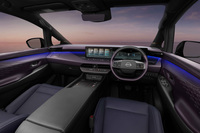 新型「エルグランド」のインストゥルメントパネルまわり。2枚のディスプレイを核としたインターフェイスなど、その基本は最新世代の日産各車に準じたものとなっている。