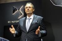 「DS 7クロスバック」の特徴について語るクリストフ・プレヴォCEO。