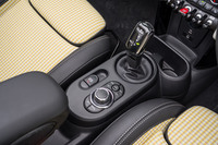 トランスミッションは7段デュアルクラッチ式AT。電動パーキングブレーキの採用もあって、センターコンソールはすっきりした造形となった。