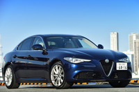 「ジュリア スーパー」は上質感を強調したラグジュアリーグレードという位置づけ。車両価格は543万円。