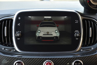 イグニッションのオン/オフ時に「アバルト595エッセエッセ」のアニメーションが、ダッシュボード中央の7インチモニターに表示される。