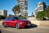 今回はマイルドハイブリッドの1.5リッター3気筒ターボエンジンを積む「220」(写真)と2リッター4気筒ターボの「M235 xDrive」(後半に出てくる黄色い個体)を試した。