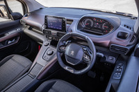 インテリアは、2列シートの「リフターGT」と基本的に変わらない。小径ステアリングホイールの上からメーターパネルを見るプジョー独自の「i-Cockpit」もそのまま採用される。