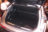 ラゲッジスペースは、後席の背もたれを倒すことで拡大できる。