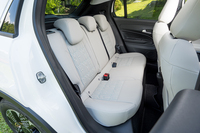 後席は3人掛け。空間としてはそこそこの広さながら、「500」や「500e」とは違って大人でも乗り込むのに苦労はしない。