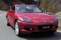 マツダ「RX-8」
【ロータリーエンジンとは】
世にある一般的な自動車エンジンは、シリンダーの中にあるピストンの往復直線運動で回転力を得るレシプロエンジン。ロータリーエンジンとは、楕円状のローターハウジング内に、三角形のオムスビ型ローターを配し、ローターの回転を直接利用する機構のこと。ローターと壁の間にできる容積がローターの回転とともに変化し、吸入-圧縮-膨張-排気の行程が連続して行われる。
クランクとバルブがないため、小型で軽量、シンプルな仕組みとなるのがメリット。一方で燃焼室が扁平で完全燃焼がしにくく、またオイル消費量が多いというデメリットもある。量産しているメーカーは、世界でマツダのみ。