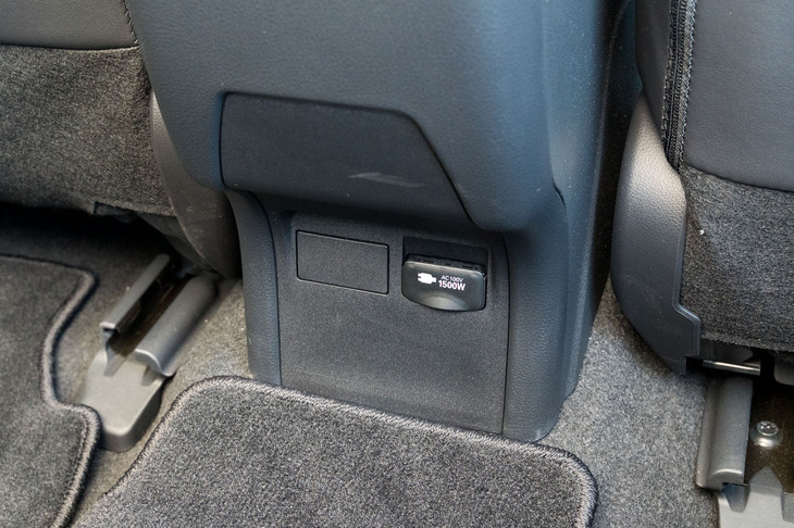 「プリウス」(写真)にはおなじみのAC100V・1500Wのコンセントが備わるのに対し、「シビック」が12Vのアクセサリーソケットのみなのはなぜだろうか