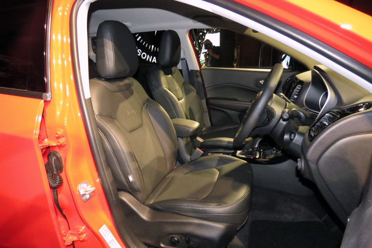 表皮にレザーが用いられた「リミテッド」のシート。新型「コンパス」では、助手席の座面の下に収納が設けられている。