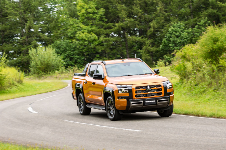 三菱トライトンGSR(走行シーン)